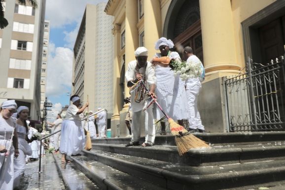 Templo de Andradas atua na Lavagem das Escadarias da Catedral Metropolitana de Campinas