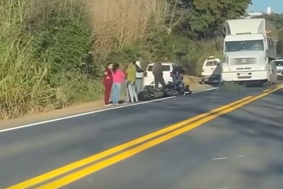 Acidente entre carro e moto provoca lentid&atilde;o em trecho da MG-455