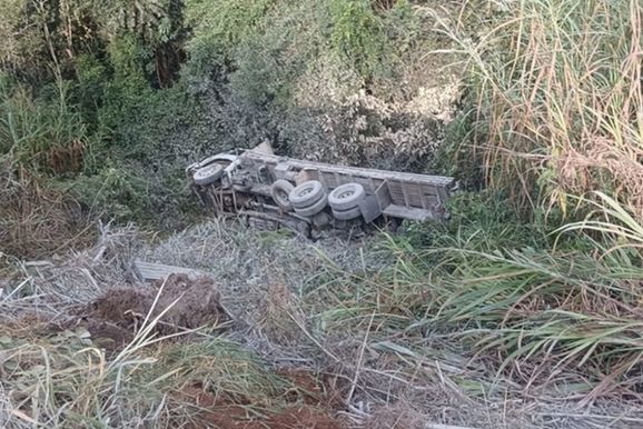 Caminh&atilde;o carregado de cimento sai da pista e despenca em ribanceira na BR-146