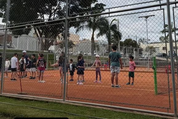 Crian&ccedil;as participam de aula especial de t&ecirc;nis em Andradas