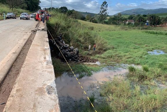 Motorista morre ap&oacute;s caminh&atilde;o despencar de ponte na MGC-267