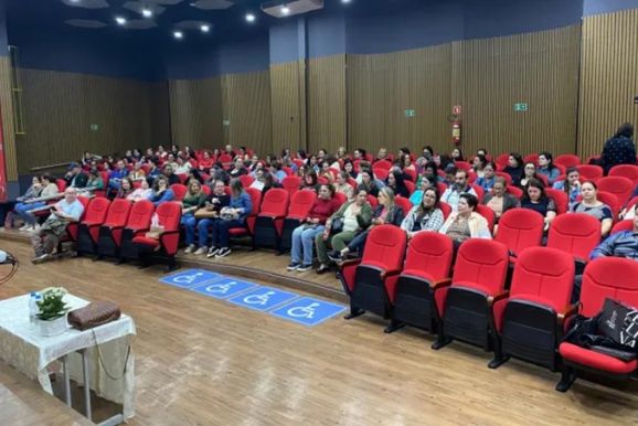 Profissionais da educa&ccedil;&atilde;o municipal de Andradas iniciam forma&ccedil;&atilde;o em IA