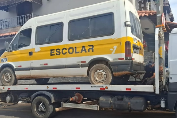 Van usada no transporte escolar &eacute; apreendida ap&oacute;s irregularidades em Andradas