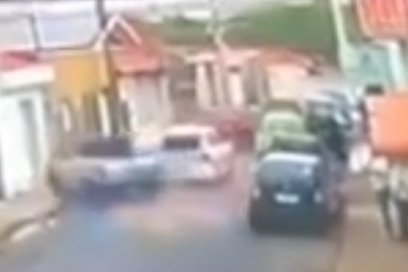 [V&iacute;deo] Acidente envolvendo tr&ecirc;s ve&iacute;culos causa danos em bairro de Andradas