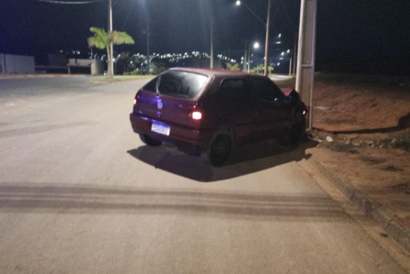 Motorista colide contra poste ap&oacute;s se distrair ao volante em Andradas