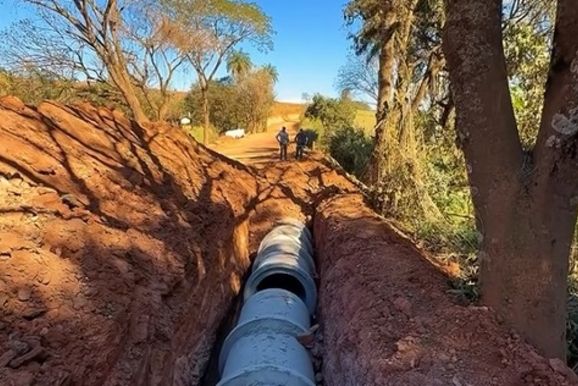 Obra de drenagem &eacute; realizada na regi&atilde;o do bairro Retirinho, em Andradas