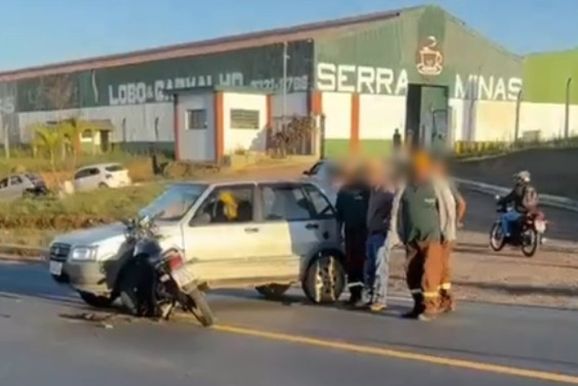 Acidente envolvendo carro e motocicleta &eacute; registrado na MG-455
