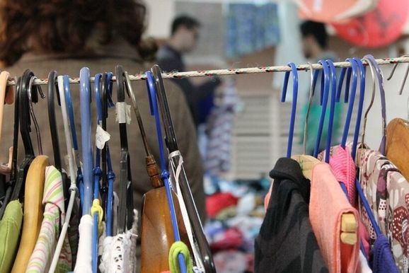 Bazar da UAPAA re&uacute;ne roupas, cal&ccedil;ados e acess&oacute;rios em Andradas