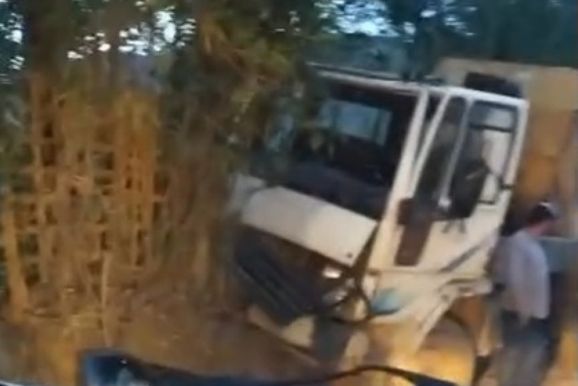 Caminh&atilde;o colide com barranco pr&oacute;ximo ao Palho&ccedil;a Clube, em Andradas