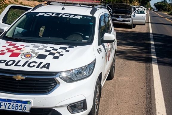 Caminhonete furtada &eacute; localizada em Andradas e arma calibre 38 &eacute; apreendida