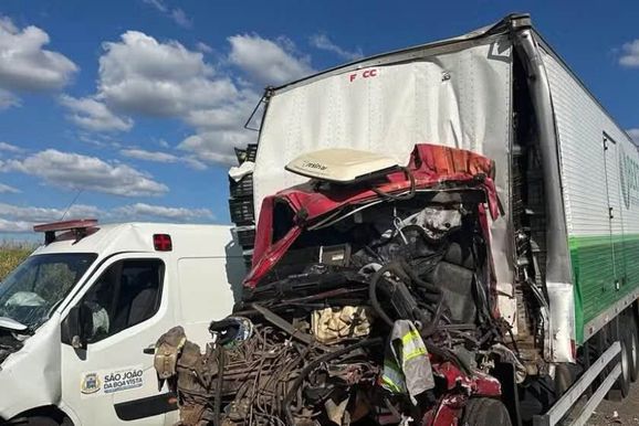 Colis&atilde;o entre caminh&atilde;o, duas carretas e ambul&acirc;ncia deixa um morto e tr&ecirc;s feridos