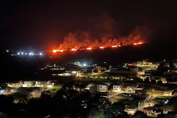 Inc&ecirc;ndio atinge &aacute;rea agr&iacute;cola e mobiliza o Corpo de Bombeiros em Andradas