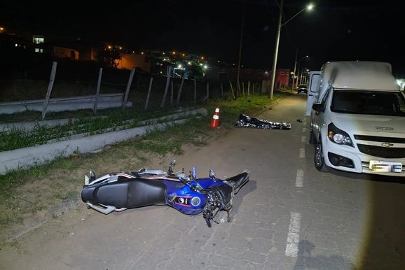 Jovem morre ap&oacute;s acidente em que sua motocicleta atingiu um poste