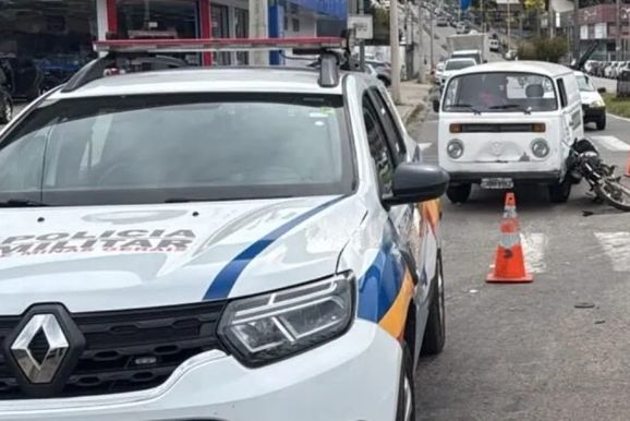 Motocicleta e ve&iacute;culo da Secretaria Municipal de Sa&uacute;de se envolvem em acidente