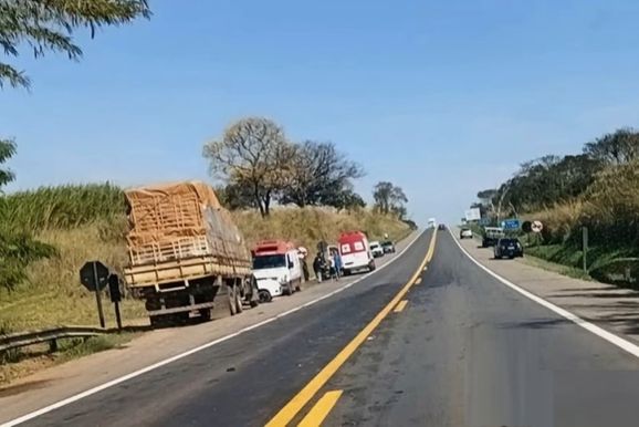 Motociclista bate na traseira de caminh&atilde;o na MG-455, entre Andradas e Jardim