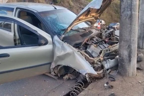 Motorista fica ferido ap&oacute;s carro bater contra poste em cruzamento