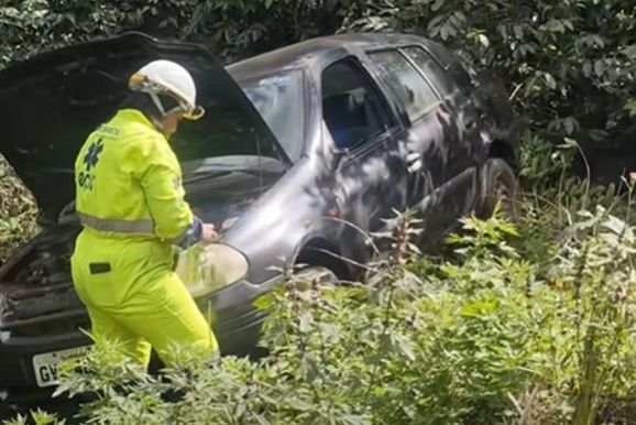 Pneu estoura e carro sai da pista na subida da serra em Andradas