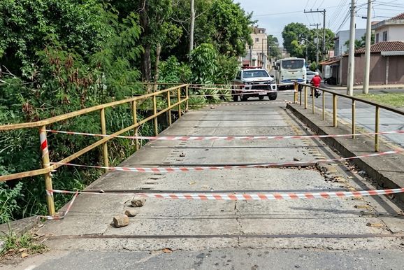 Ponte &eacute; parcialmente interditada no bairro Jardim Rio Negro em Andradas