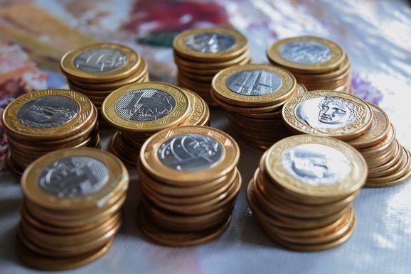 Sal&aacute;rio m&iacute;nimo pode chegar a R$ 1.741 em 2027, um aumento de 7,4%