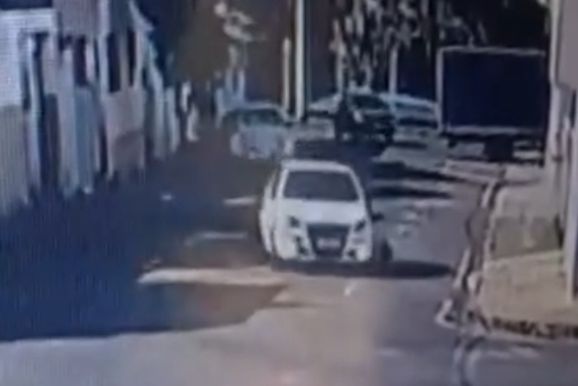 [V&Iacute;DEO] Cachorro &eacute; atropelado por carro e motorista deixa o local sem prestar socorro