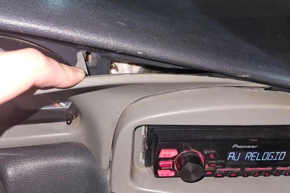 [V&Iacute;DEO] Gata fica presa no painel de um carro e &eacute; resgatada pelos Bombeiros em Andradas