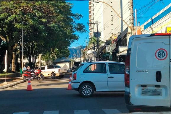 Motoristas devem evitar trecho da Pra&ccedil;a Dr. Alcides Mosconi nos pr&oacute;ximos dias