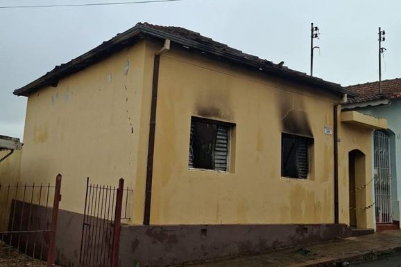 Resid&ecirc;ncia &eacute; incendiada pelo pr&oacute;prio morador e fica destru&iacute;da