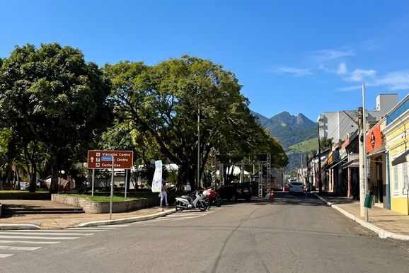 Tr&acirc;nsito &eacute; interrompido em trecho pr&oacute;ximo &agrave; Pra&ccedil;a Dr. Alcides Mosconi, em Andradas