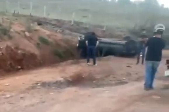 Ve&iacute;culo capota na MG-455, em trecho entre Andradas e Ibiti&uacute;ra de Minas