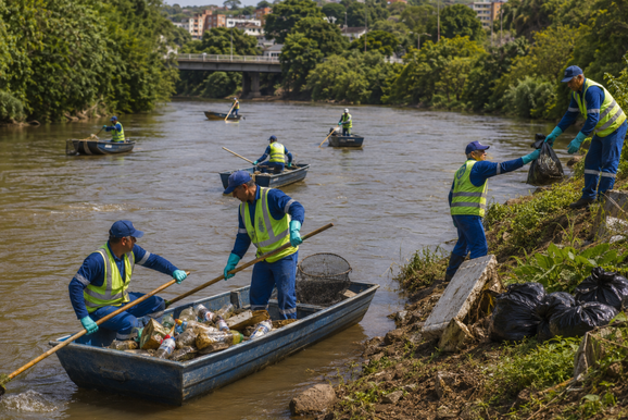 Opera&ccedil;&atilde;o ambiental retira 450 kg de lixo do Rio Atibaia