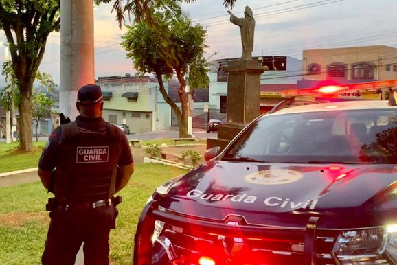 Homem &eacute; flagrado furtando fios ap&oacute;s invadir casa em Atibaia