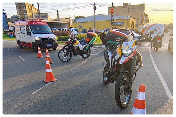 Acidente entre carro e moto deixa duas pessoas feridas em Atibaia