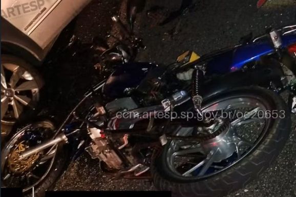Acidente entre cinco ve&iacute;culos deixa motociclista morto na Dom Pedro I, em Atibaia