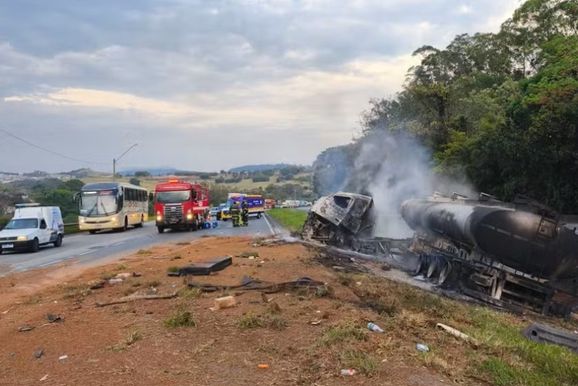 Acidente envolvendo quatro ve&iacute;culos deixa uma pessoa morta na Fern&atilde;o Dias