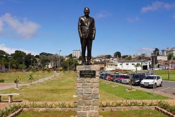 Atibaia inaugura monumento em homenagem a advogado que marcou hist&oacute;ria da cidade