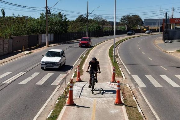 Ciclovia e cal&ccedil;adas da Avenida Jer&ocirc;nimo de Camargo passam por manuten&ccedil;&atilde;o em Atibaia