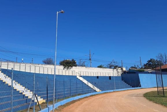 Pista de atletismo do Campo do Alvin&oacute;polis ganha nova ilumina&ccedil;&atilde;o em Atibaia