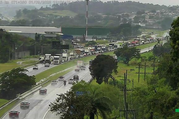 Acidente com caminh&atilde;o deixa tr&acirc;nsito lento na D. Pedro I, em Atibaia