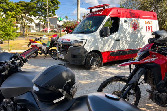 Acidente entre carro e moto deixa uma pessoa ferida em Atibaia