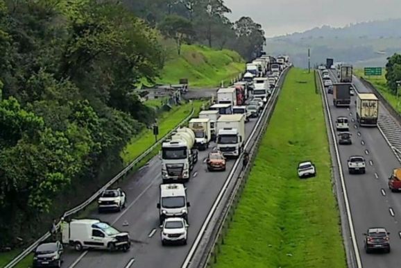 Acidente interdita faixas da Rodovia Dom Pedro I