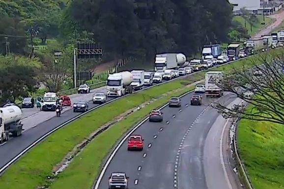 Acidente interdita faixas da Rodovia Dom Pedro I na divisa entre Atibaia e Bom Jesus