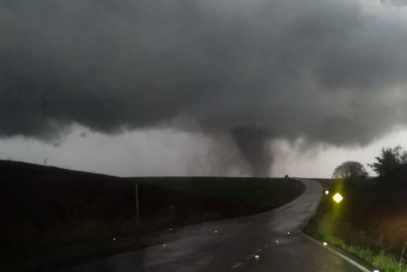Atibaia fica fora da &aacute;rea de tornado e entra em alerta para temporais