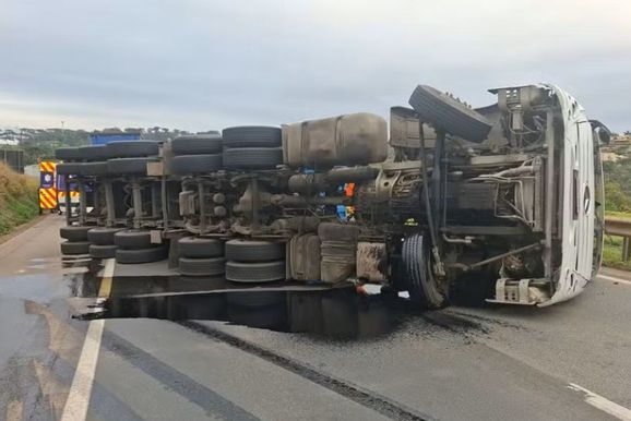 Caminh&atilde;o tomba e causa 8 km de congestionamento na Fern&atilde;o Dias