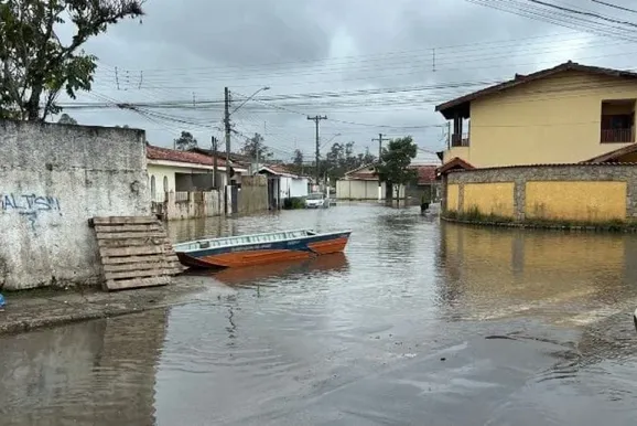 Chuva forte deixa bairros de Atibaia em alerta e equipes seguem nas ruas
