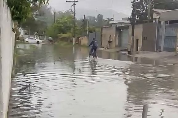 Chuva forte deixa ruas alagadas em diferentes bairros de Atibaia