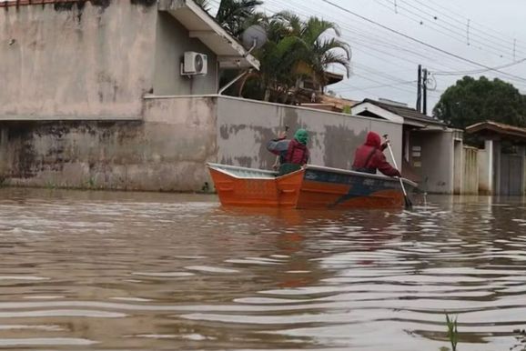 Chuva mant&eacute;m ruas alagadas e moradores enfrentam cheia do Rio Atibaia