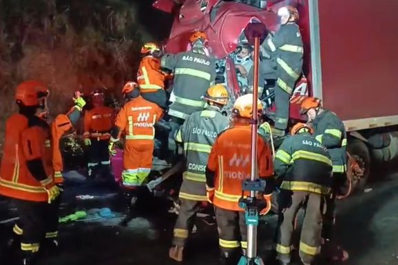 Colis&atilde;o entre carretas deixa v&iacute;tima presa e tr&acirc;nsito segue intenso na Fern&atilde;o Dias