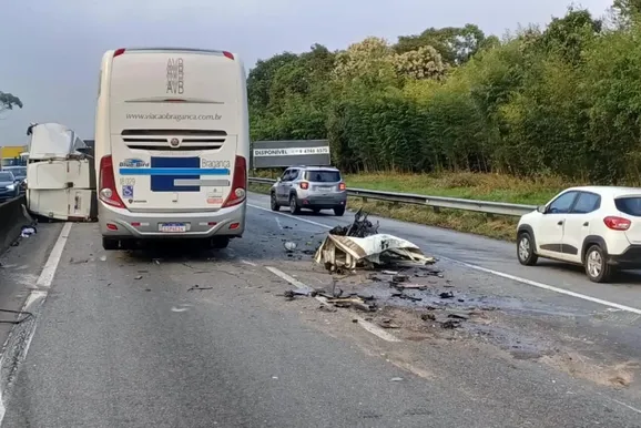 Colis&atilde;o entre van, caminh&atilde;o e &ocirc;nibus deixa uma pessoa ferida na Fern&atilde;o Dias