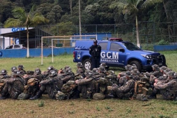GCM de Barbacena compartilha experi&ecirc;ncia com canil durante est&aacute;gio da EPCAR