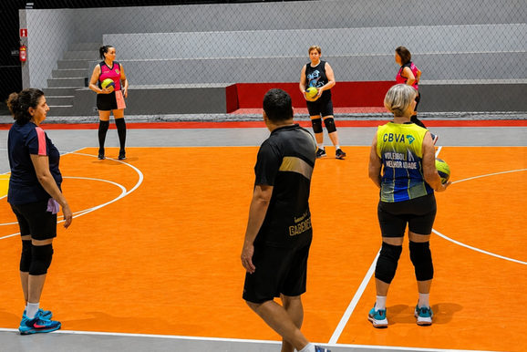 V&ocirc;lei feminino da melhor idade abre o s&aacute;bado esportivo em Bauru